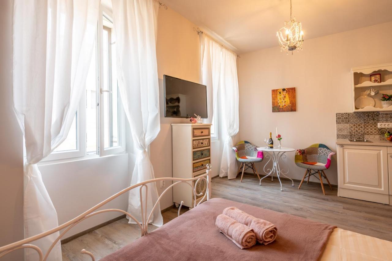 Old City Romantic Studios 4 With Free Private Parking PUY Exterior foto